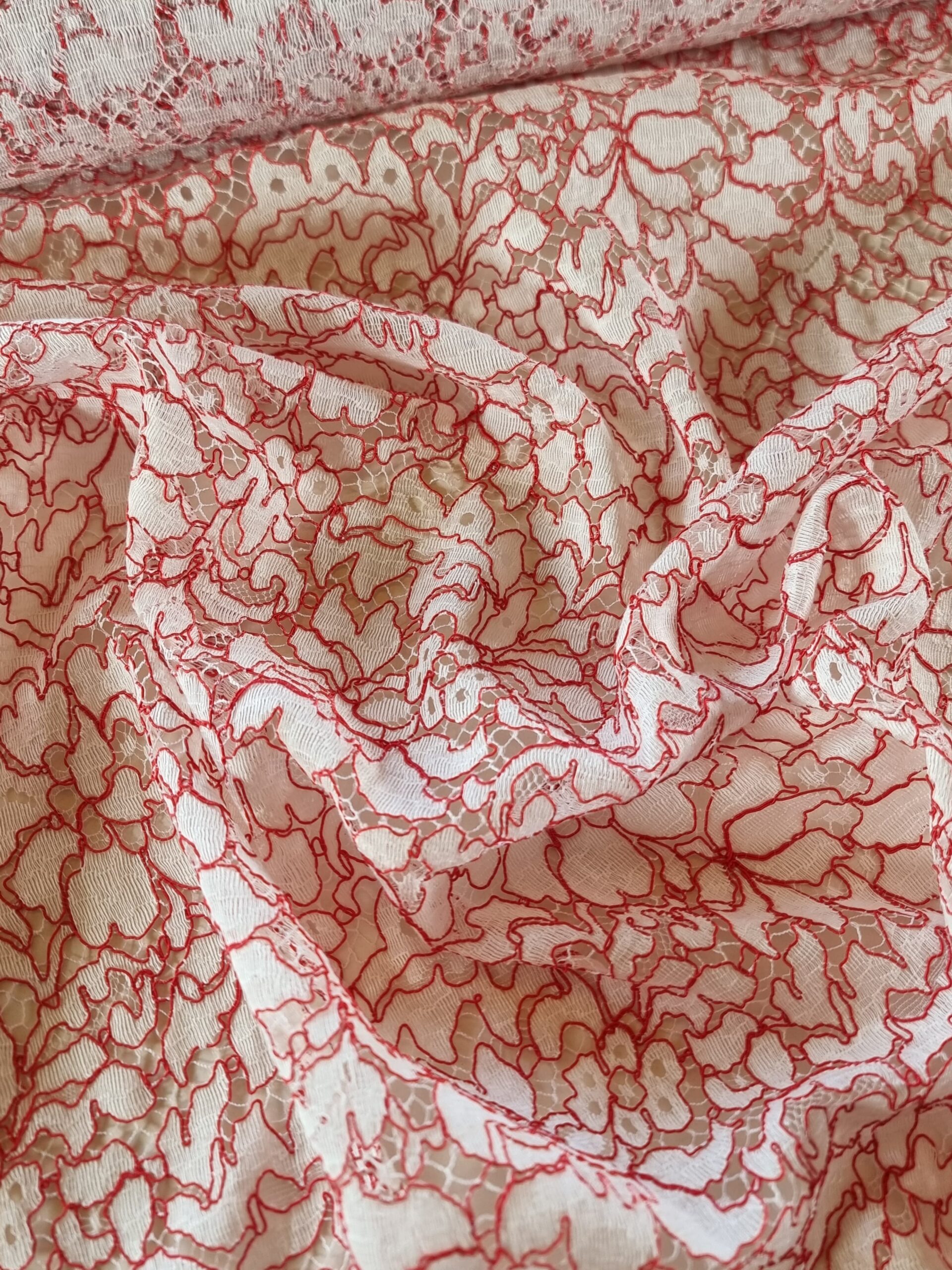 Dantela Chantilly ajurată cu model floral, Ivoire / Roșu - imagine 5