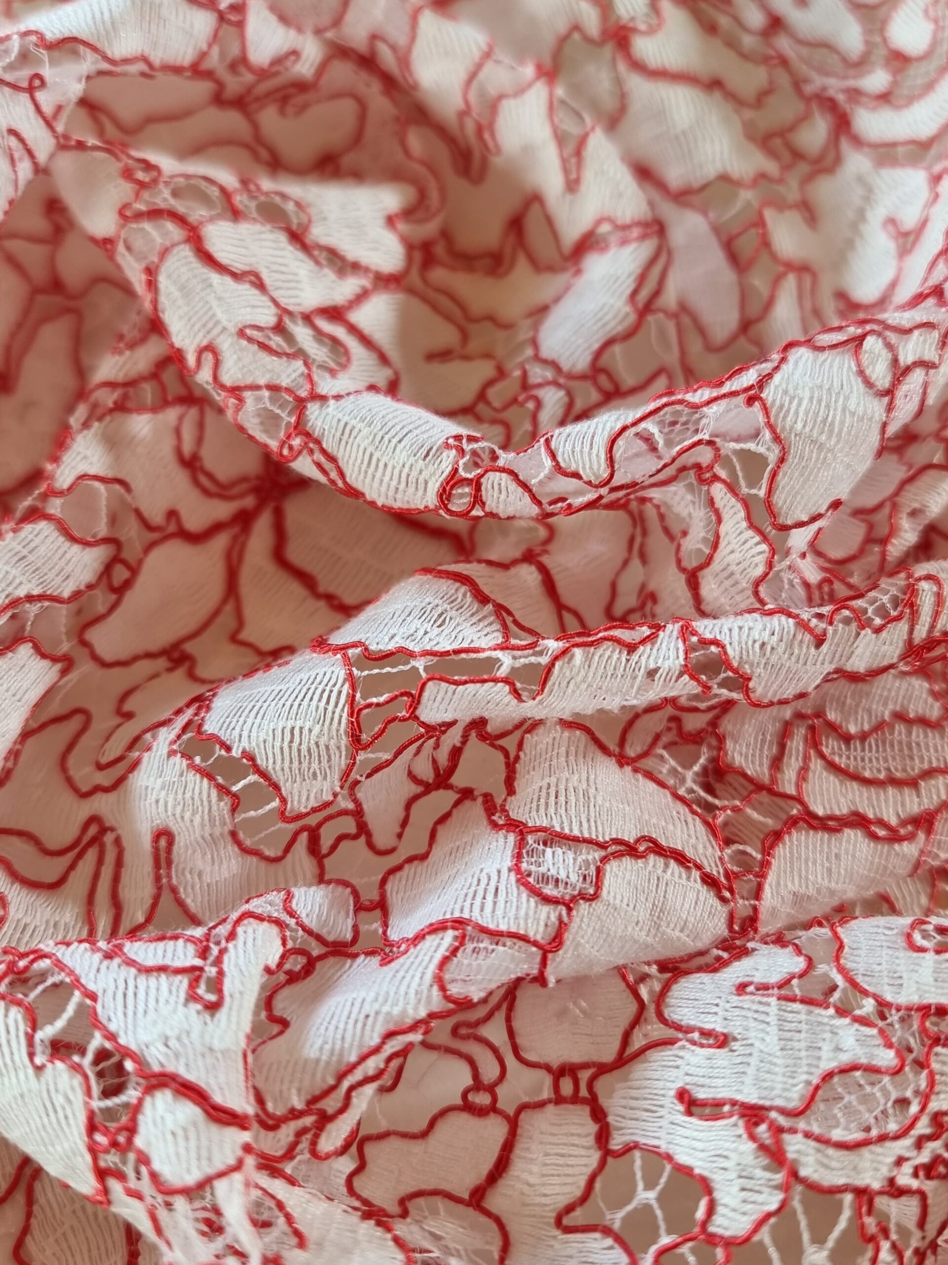 Dantela Chantilly ajurată cu model floral, Ivoire / Roșu - imagine 4