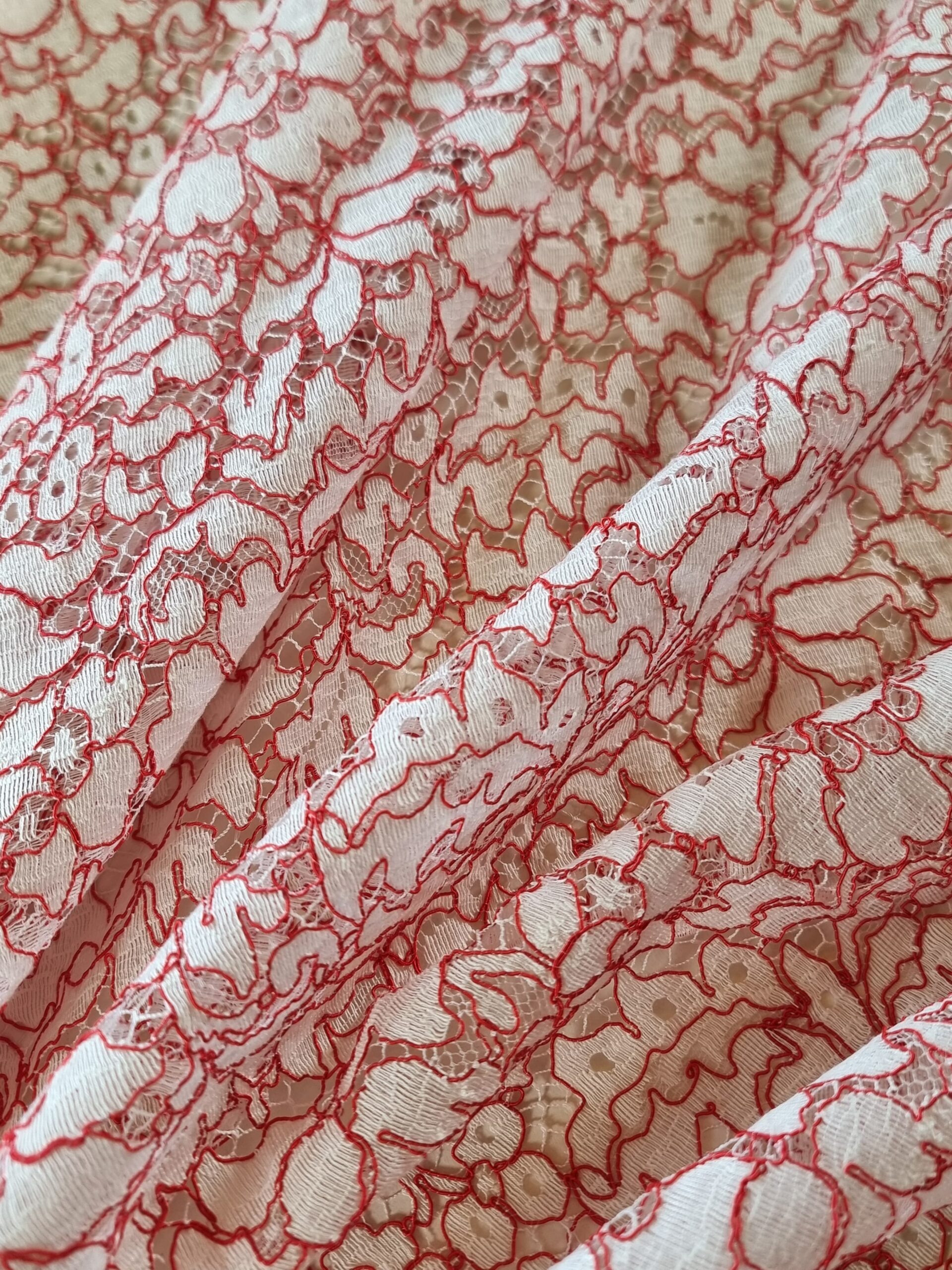 Dantela Chantilly ajurată cu model floral, Ivoire / Roșu - imagine 2