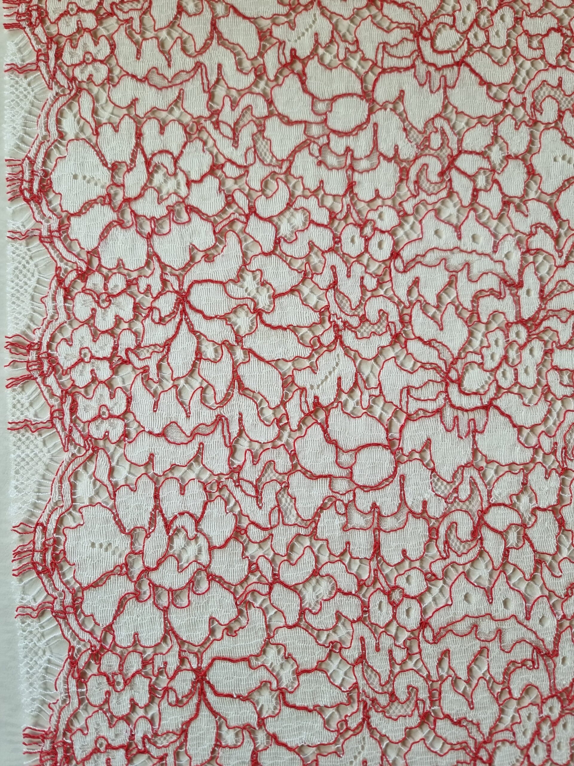 Dantela Chantilly ajurată cu model floral, Ivoire / Roșu - imagine 8