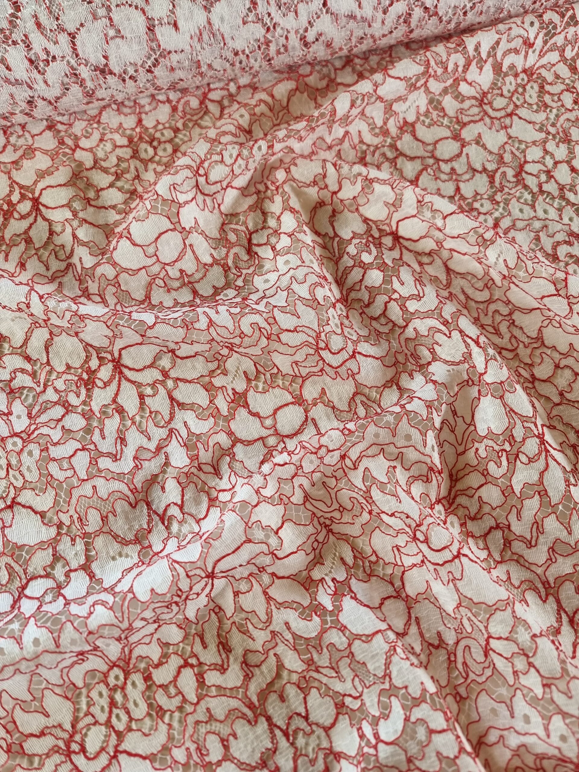 Dantela Chantilly ajurată cu model floral, Ivoire / Roșu - imagine 6