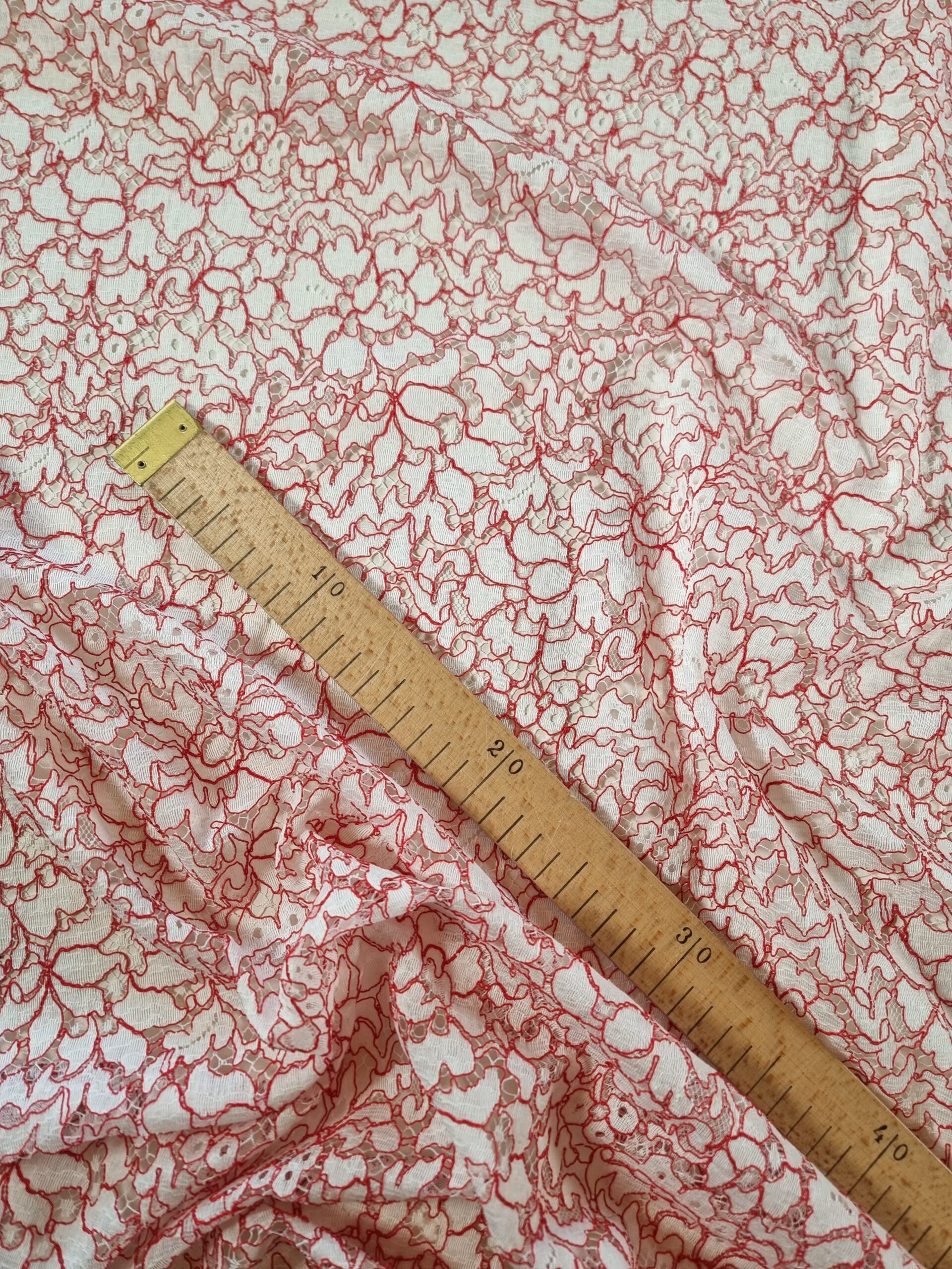 Dantela Chantilly ajurată cu model floral, Ivoire / Roșu - imagine 7