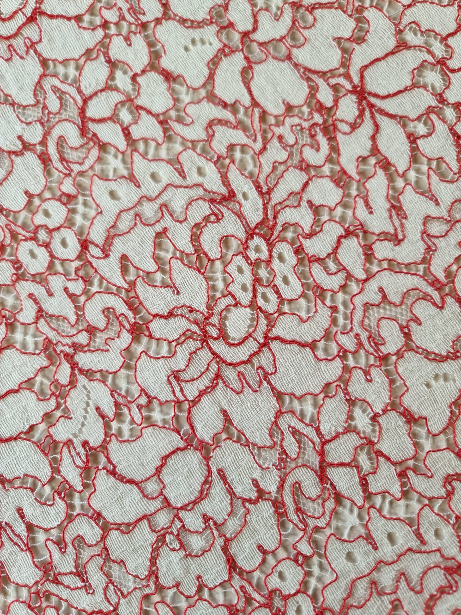 Dantela Chantilly ajurată cu model floral, Ivoire / Roșu - imagine 9