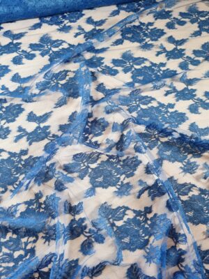 Dantela fina Chantilly cu model floral si borduri laterale simetrice - decupabile, Albastru