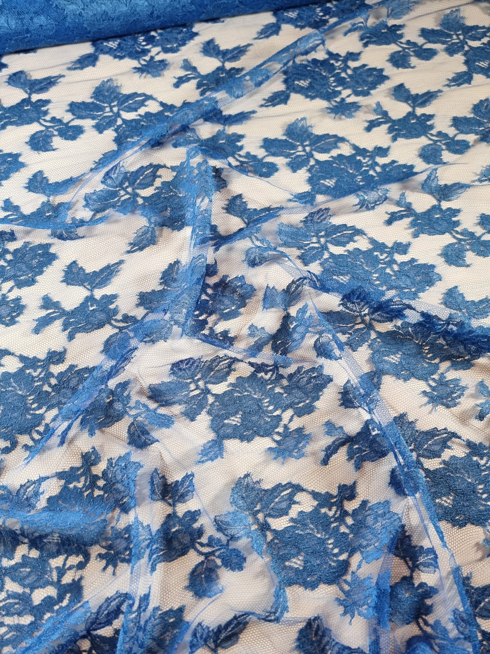 Dantela fina Chantilly cu model floral si borduri laterale simetrice - decupabile, Albastru