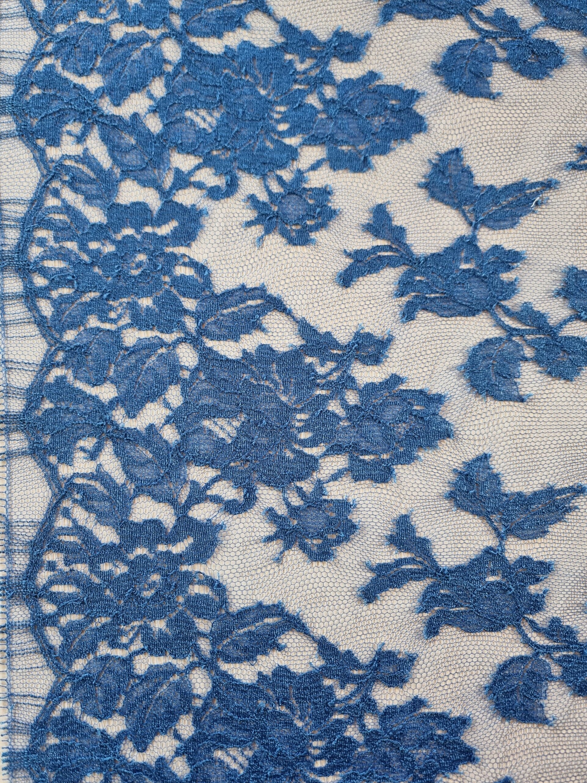 Dantela fina Chantilly cu model floral si borduri laterale simetrice - decupabile, Albastru - imagine 2