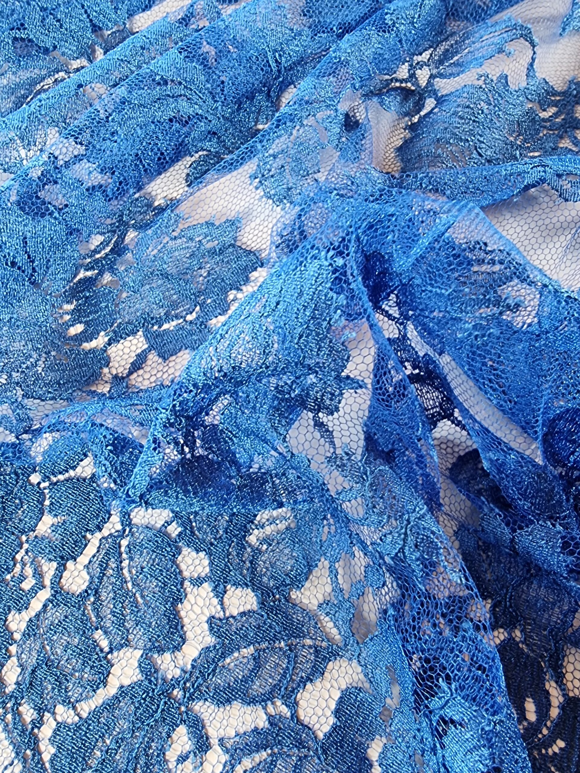 Dantela fina Chantilly cu model floral si borduri laterale simetrice - decupabile, Albastru - imagine 4