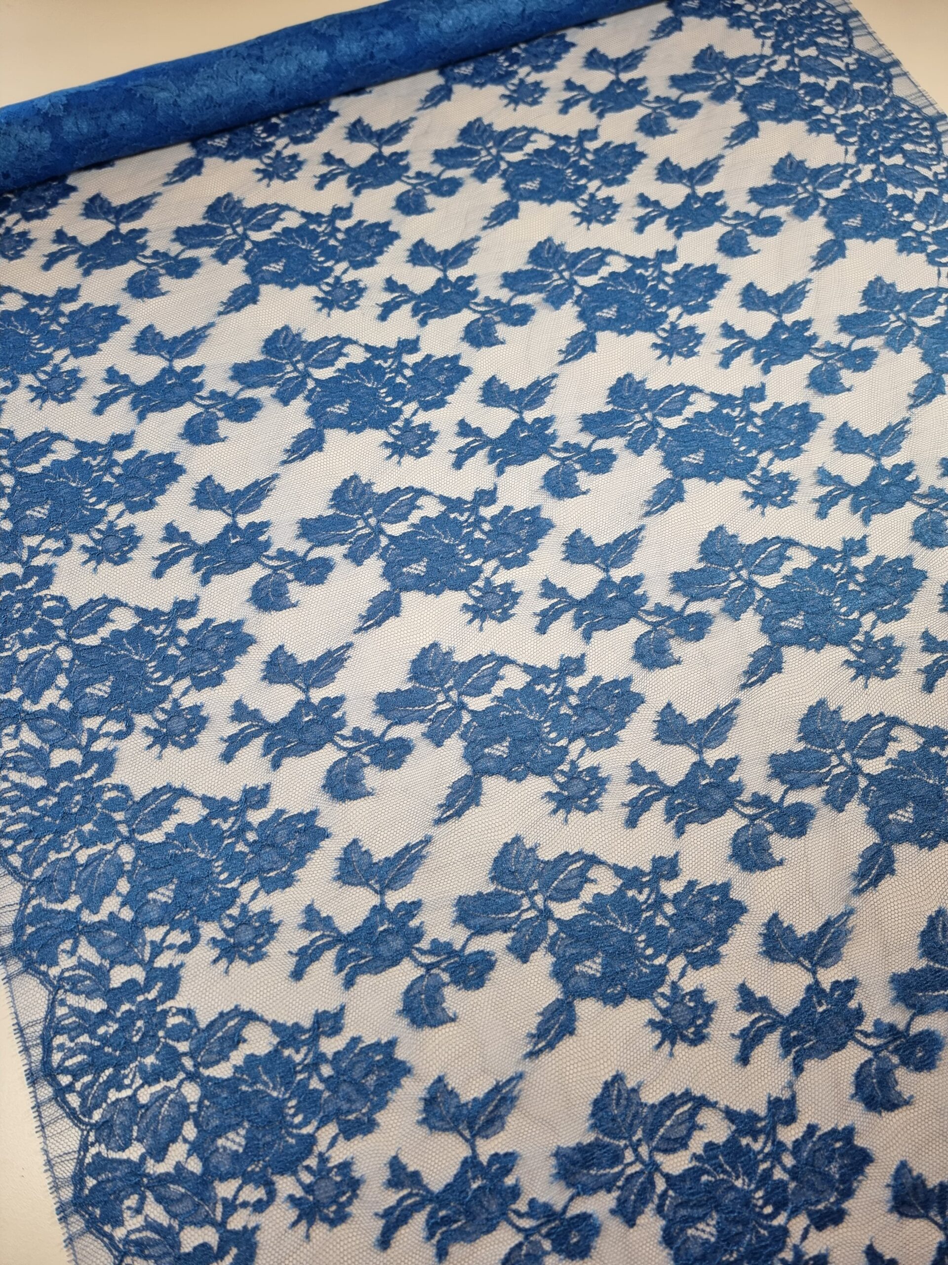 Dantela fina Chantilly cu model floral si borduri laterale simetrice - decupabile, Albastru - imagine 8