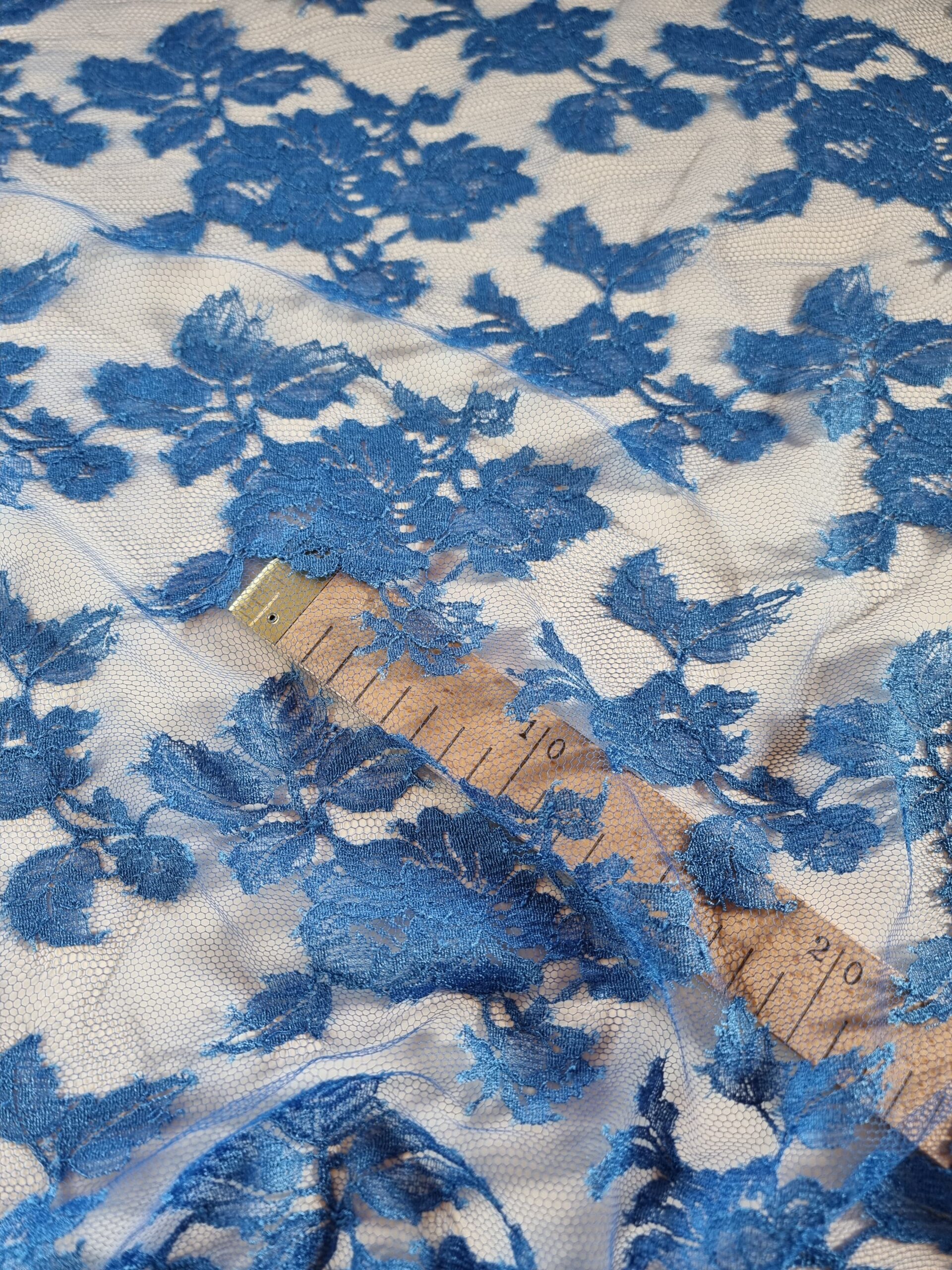 Dantela fina Chantilly cu model floral si borduri laterale simetrice - decupabile, Albastru - imagine 7