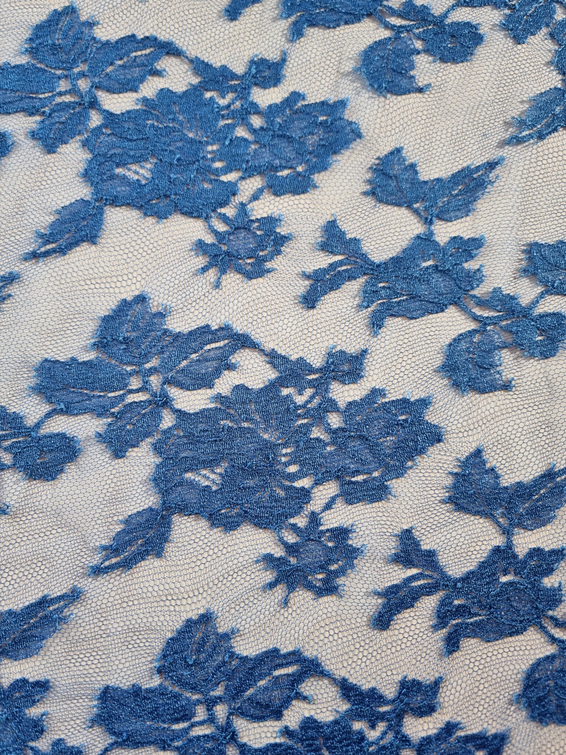 Dantela fina Chantilly cu model floral si borduri laterale simetrice - decupabile, Albastru - imagine 6