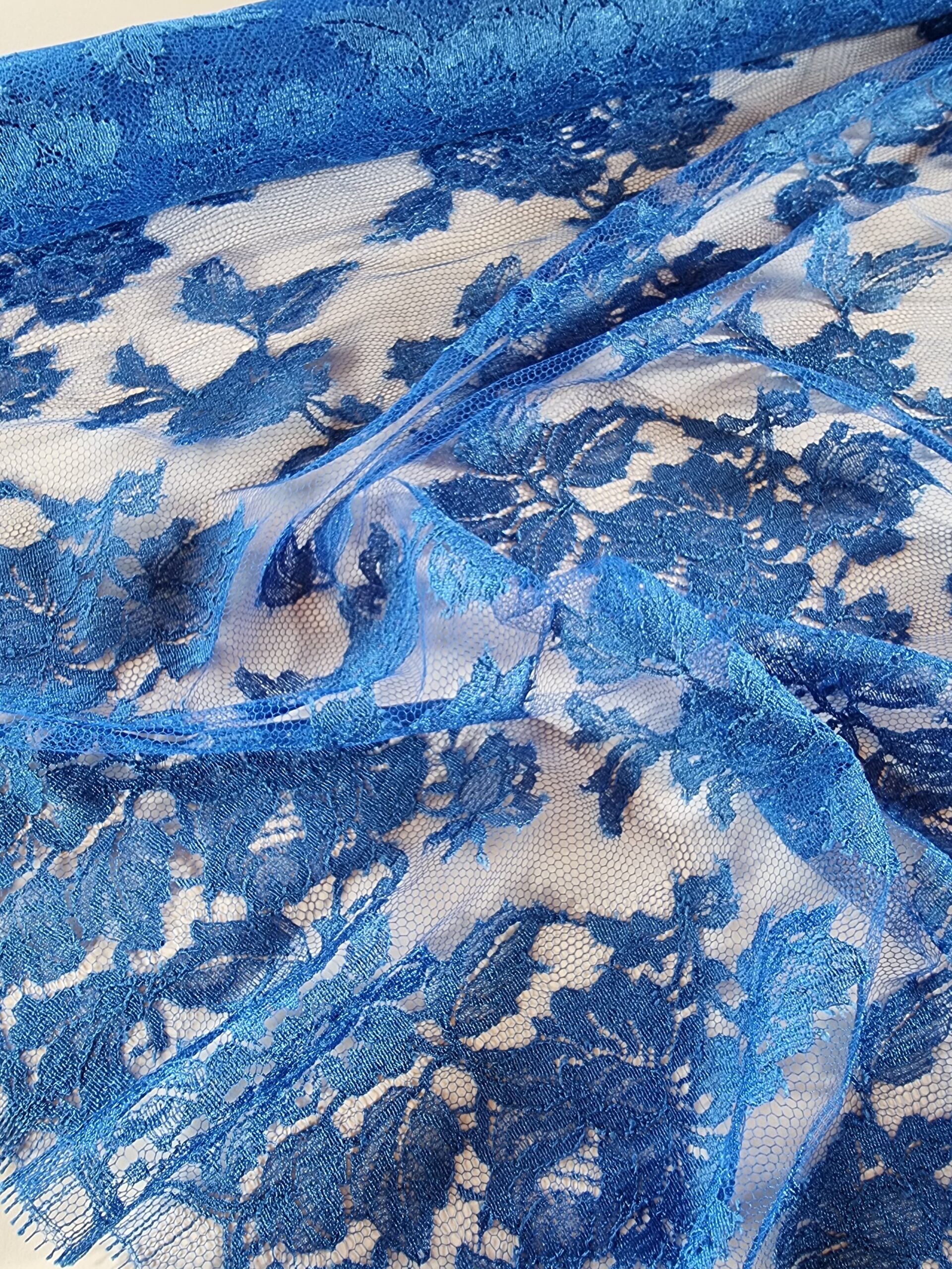 Dantela fina Chantilly cu model floral si borduri laterale simetrice - decupabile, Albastru - imagine 5