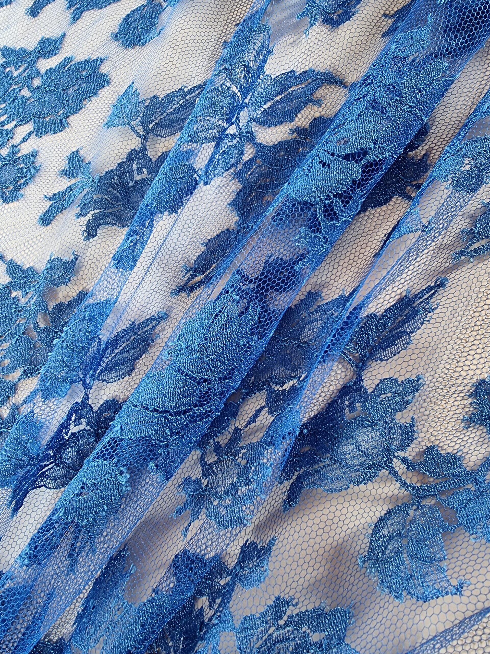 Dantela fina Chantilly cu model floral si borduri laterale simetrice - decupabile, Albastru - imagine 3