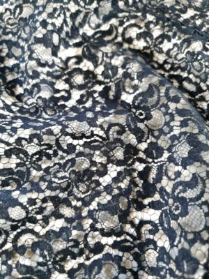 Dantela Chantilly cu design floral , Negru