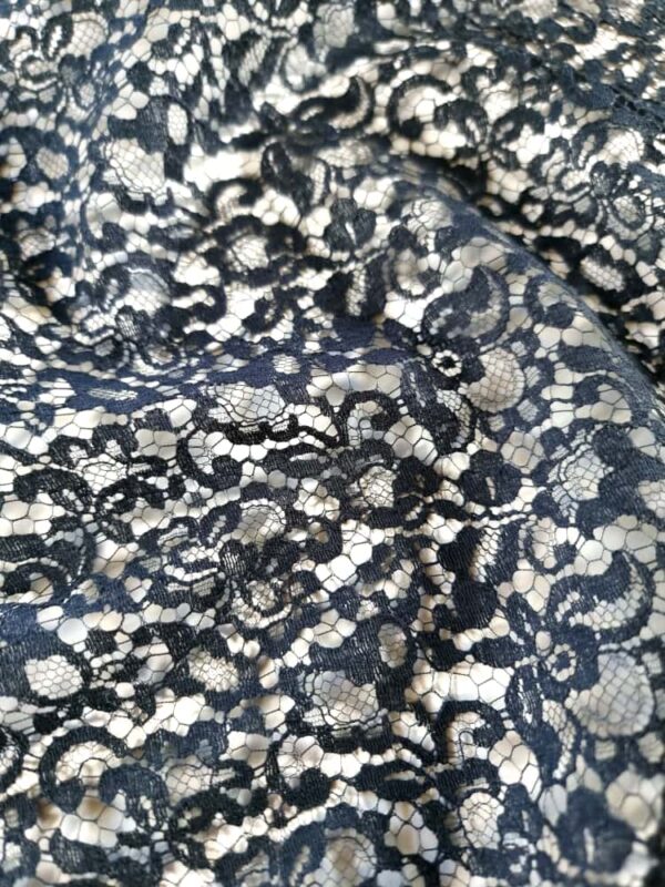 Dantela Chantilly cu design floral , Negru