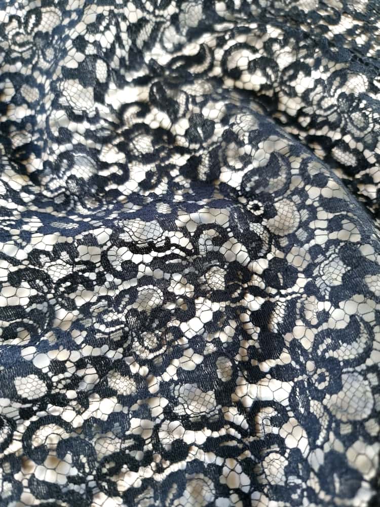 Dantela Chantilly cu design floral , Negru