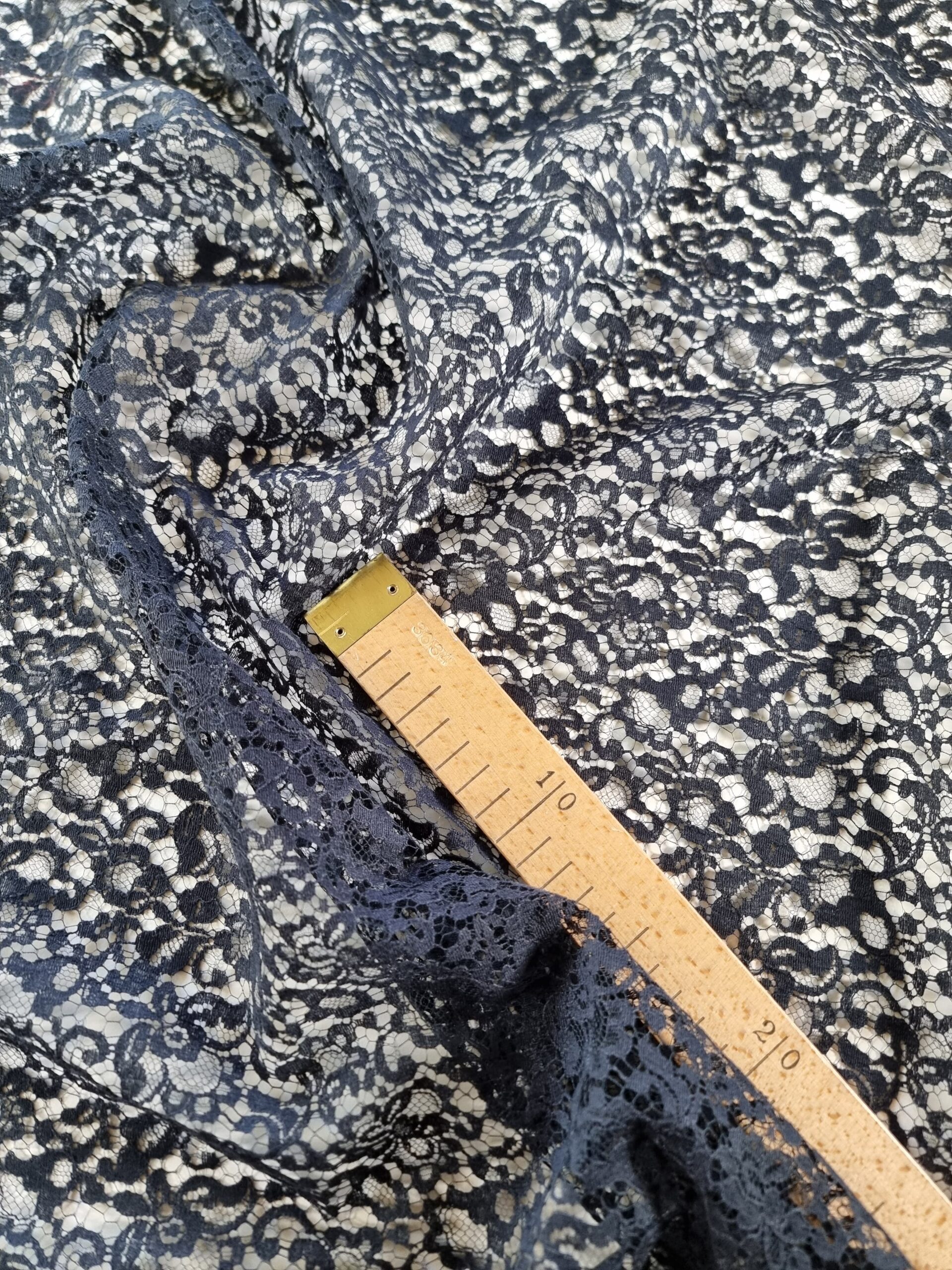 Dantela Chantilly cu design floral , Negru - imagine 3