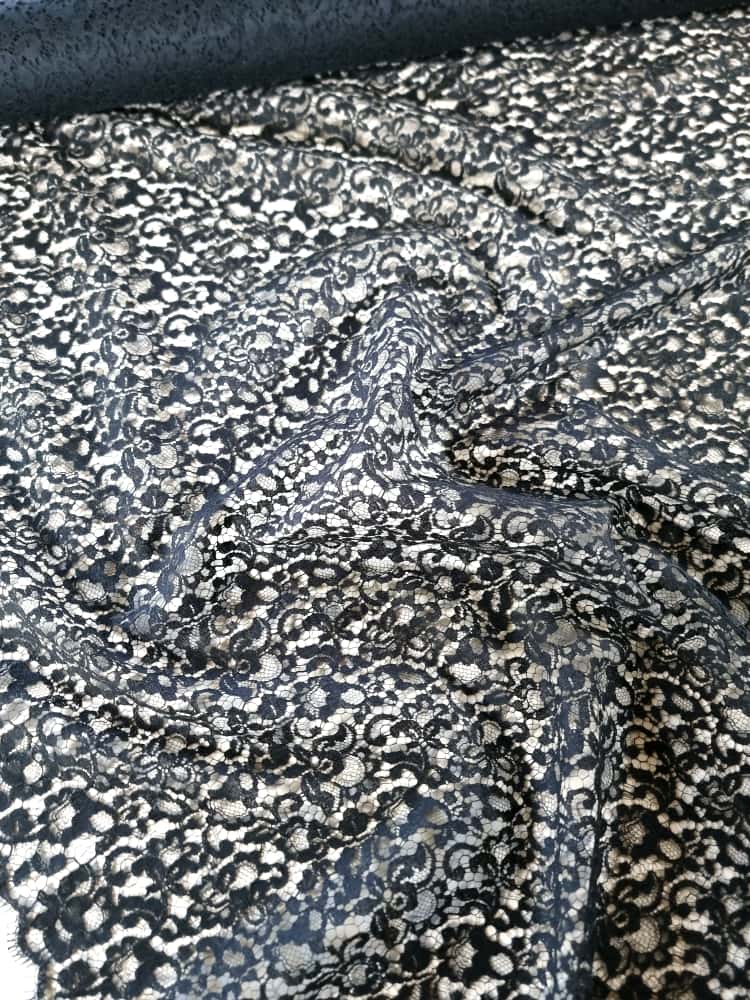 Dantela Chantilly cu design floral , Negru - imagine 5