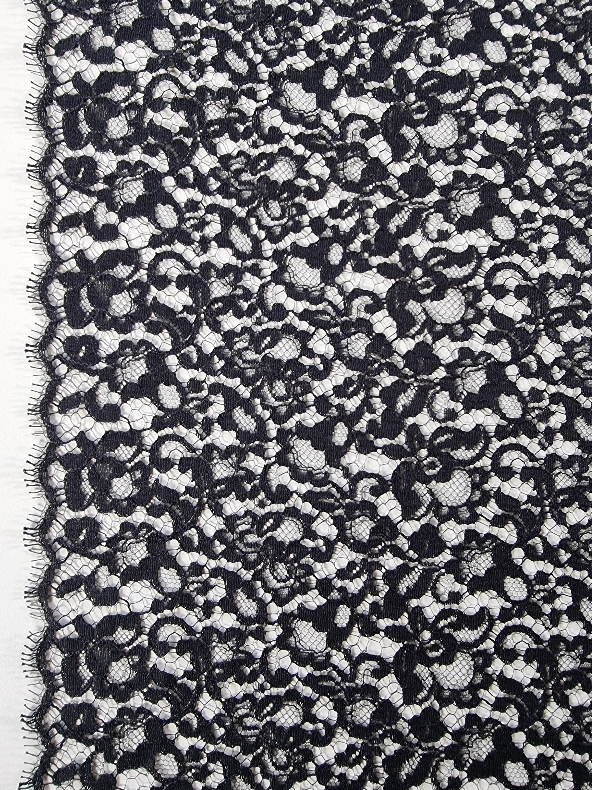 Dantela Chantilly cu design floral , Negru - imagine 4