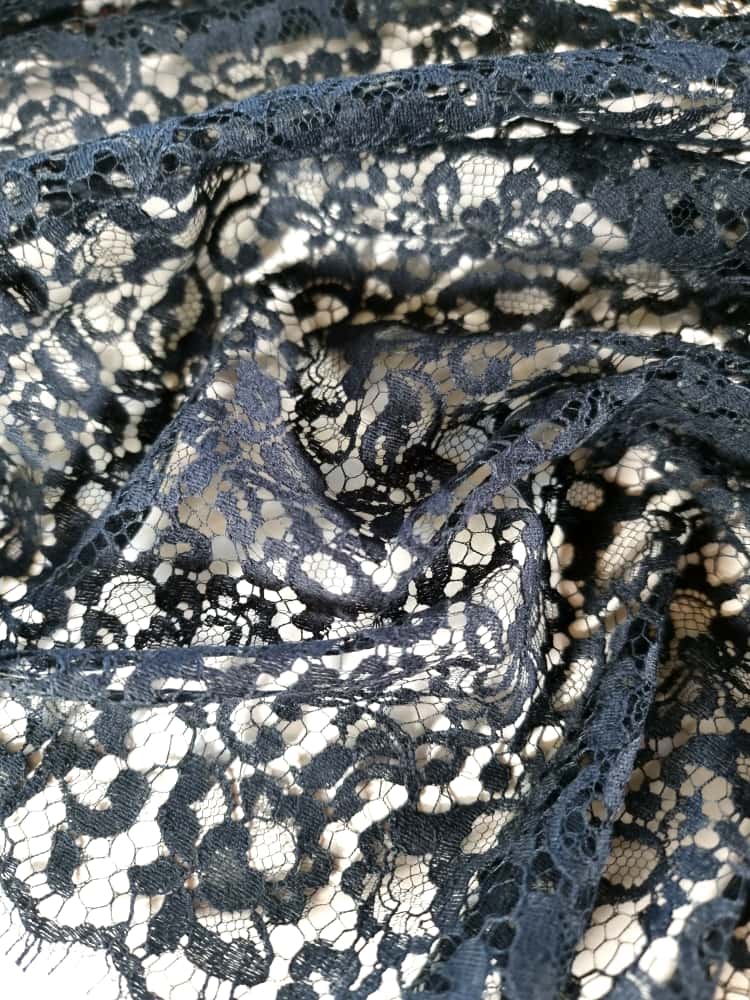 Dantela Chantilly cu design floral , Negru - imagine 8