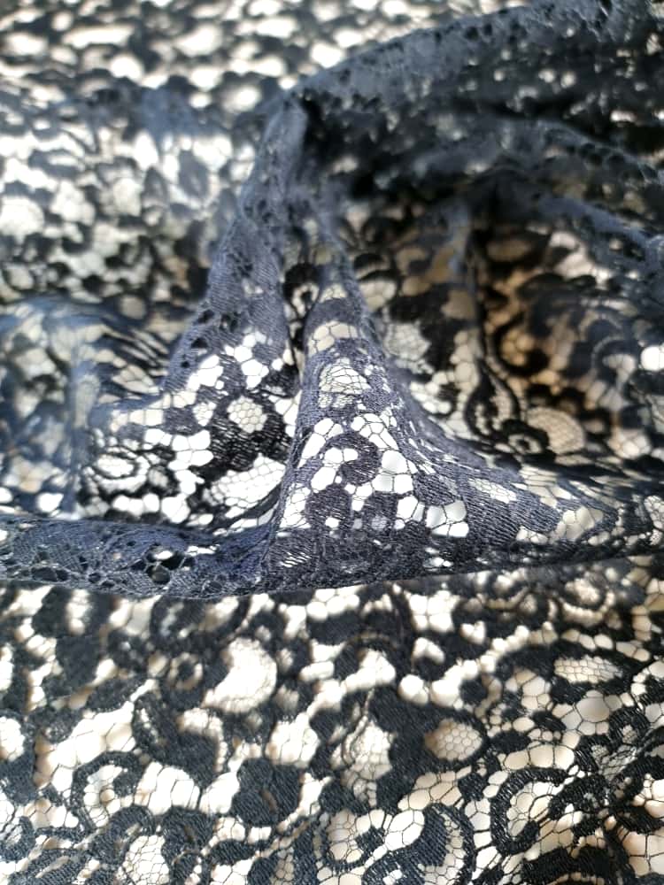 Dantela Chantilly cu design floral , Negru - imagine 9