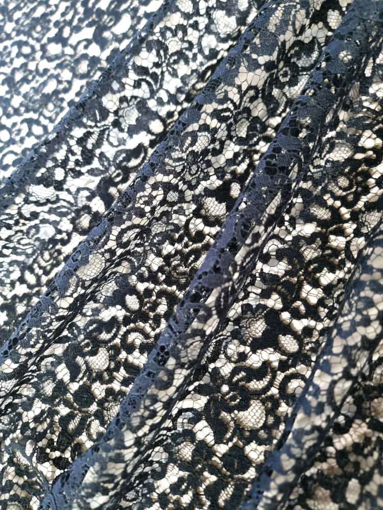 Dantela Chantilly cu design floral , Negru - imagine 10