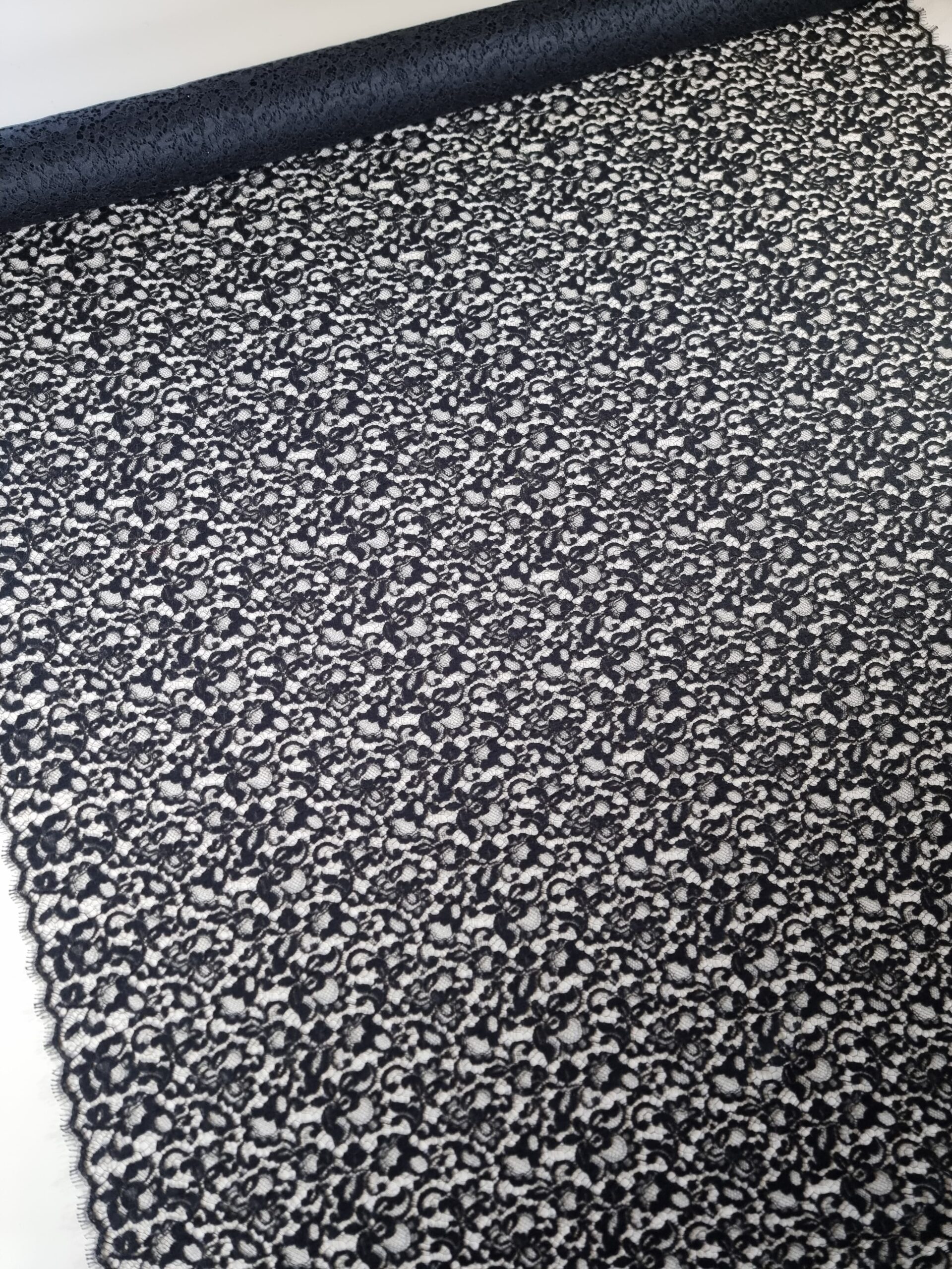 Dantela Chantilly cu design floral , Negru - imagine 7