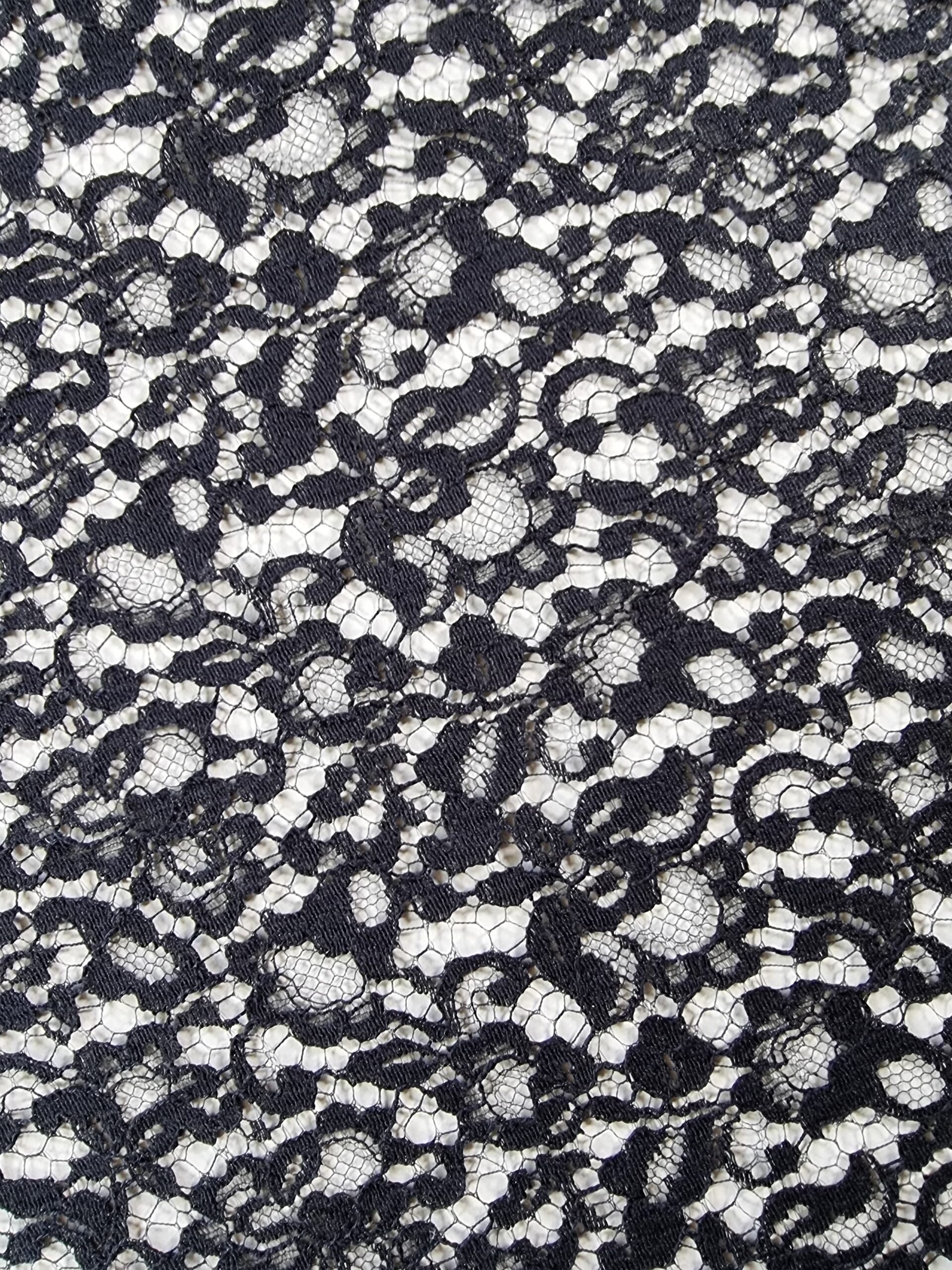 Dantela Chantilly cu design floral , Negru - imagine 2