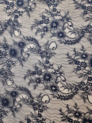 Dantela mixta tip Chantilly cu model floral si borduri laterale finite si simetrice, Bleumarin