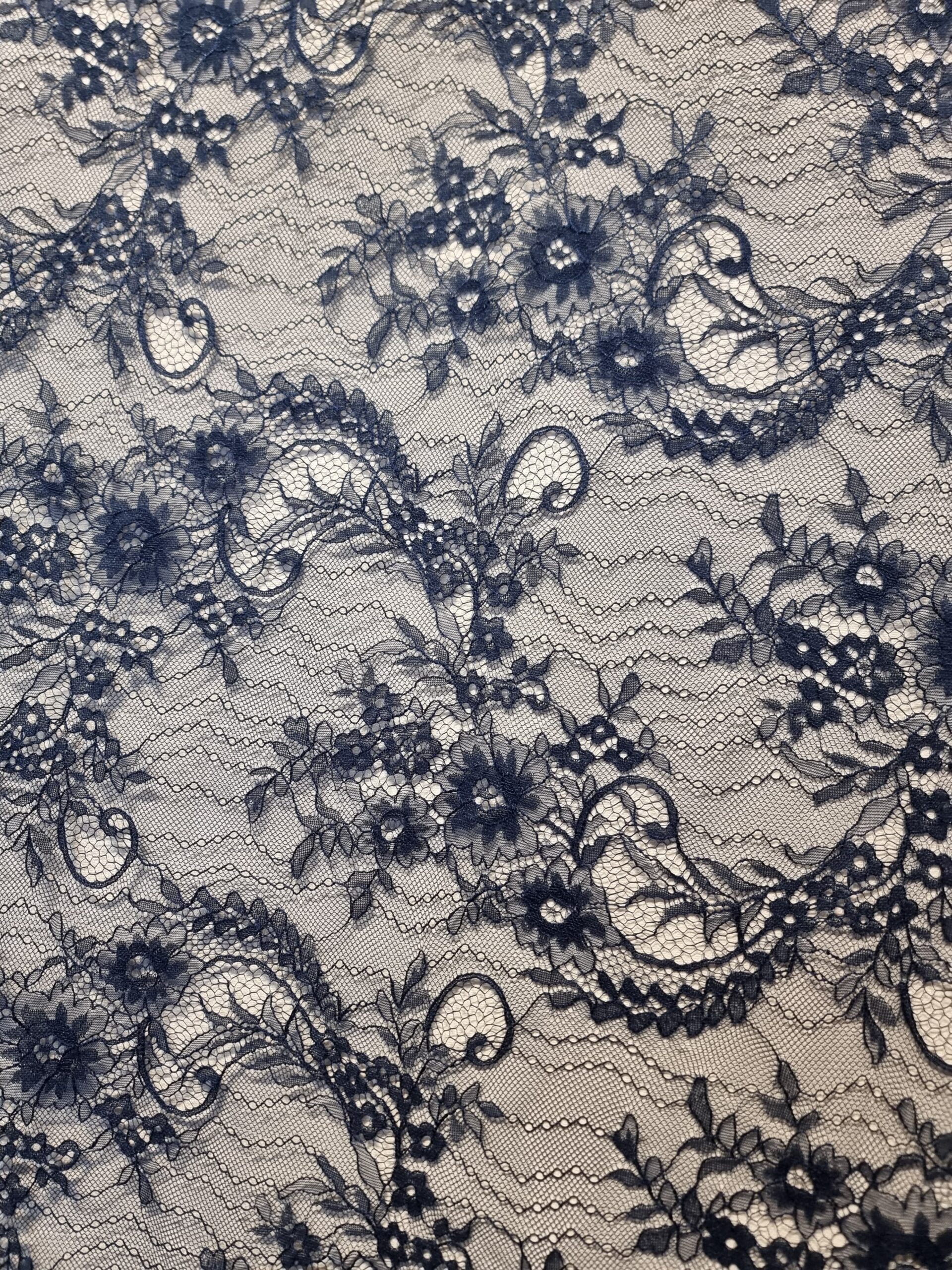 Dantela mixta tip Chantilly cu model floral si borduri laterale finite si simetrice, Bleumarin