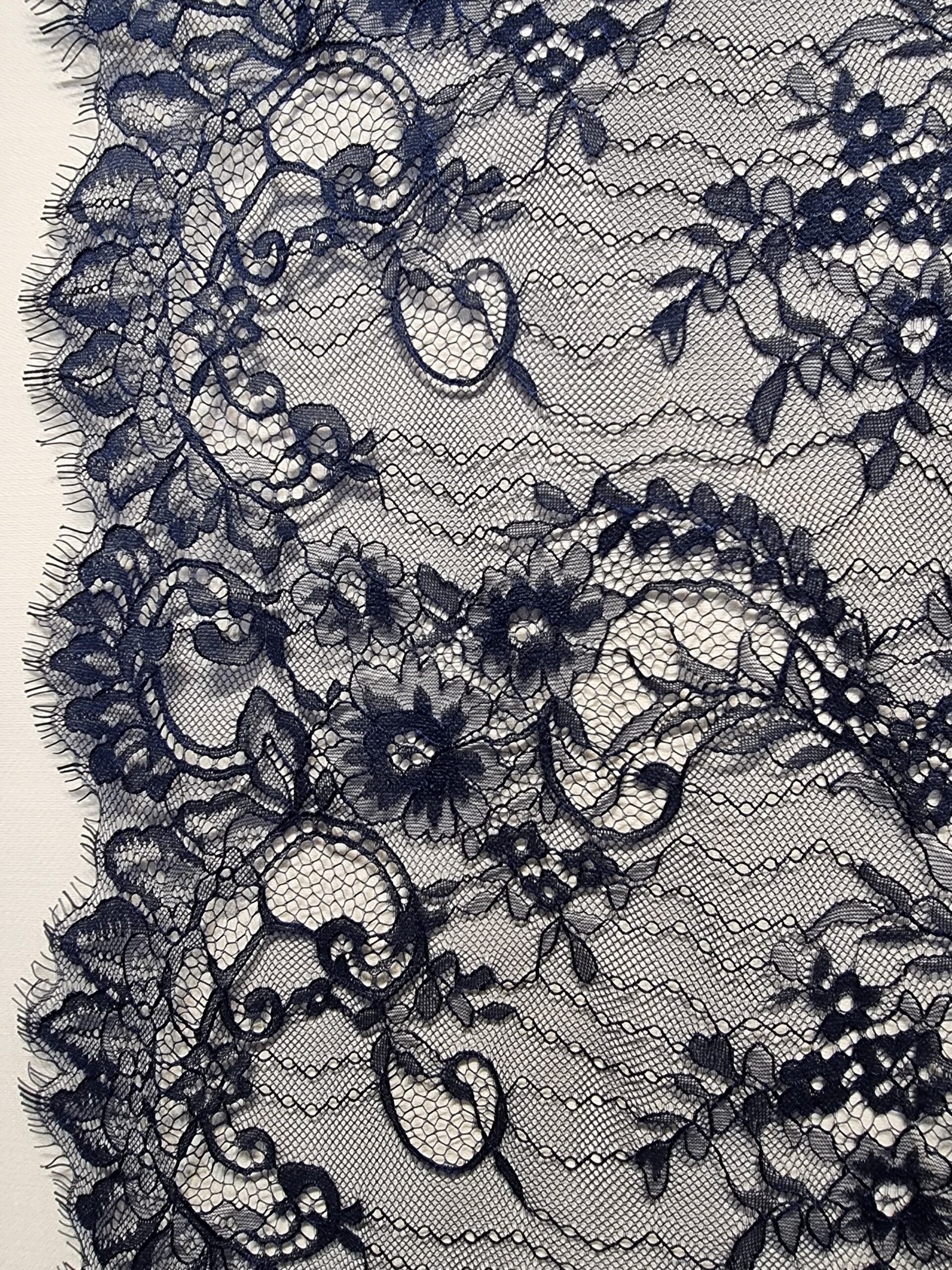 Dantela mixta tip Chantilly cu model floral si borduri laterale finite si simetrice, Bleumarin - imagine 2
