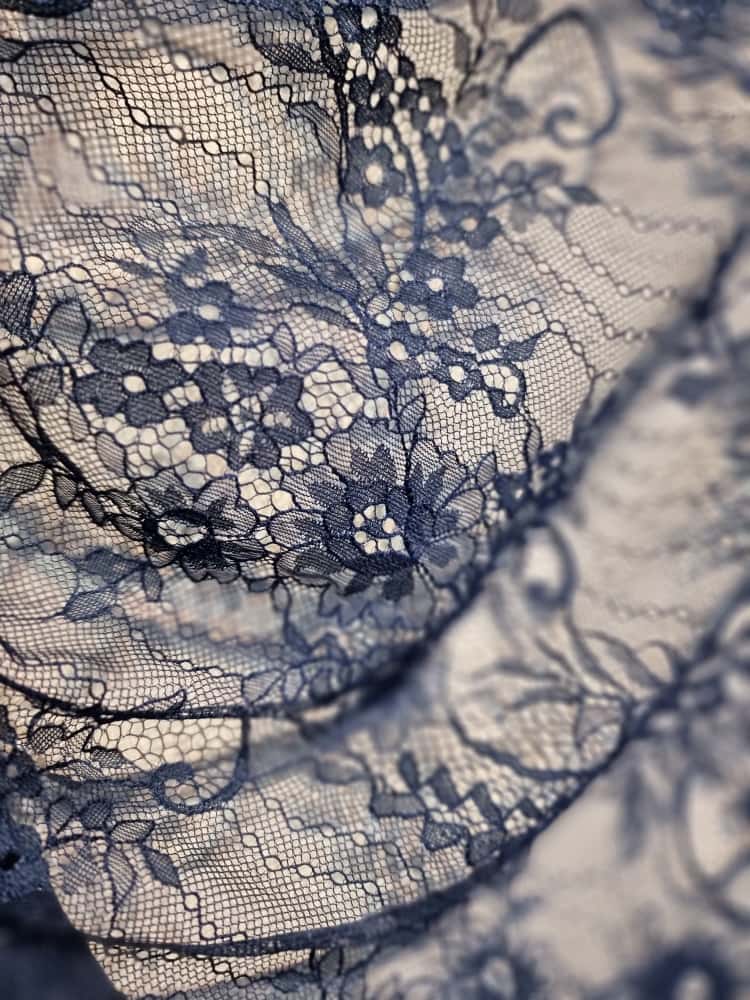 Dantela mixta tip Chantilly cu model floral si borduri laterale finite si simetrice, Bleumarin - imagine 11