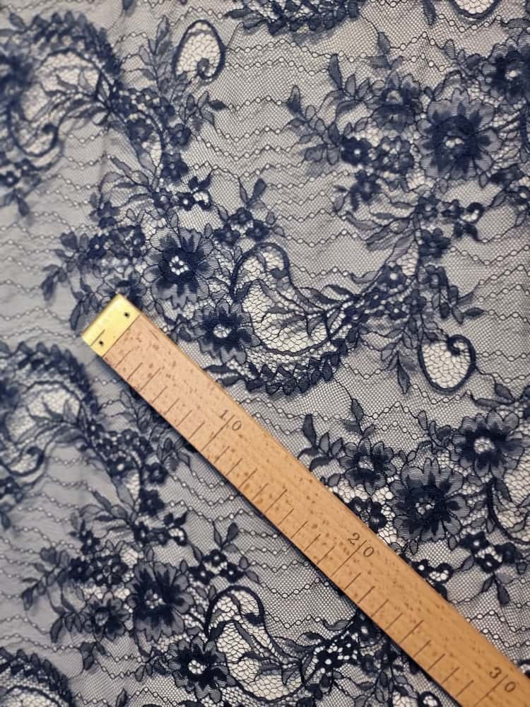 Dantela mixta tip Chantilly cu model floral si borduri laterale finite si simetrice, Bleumarin - imagine 4