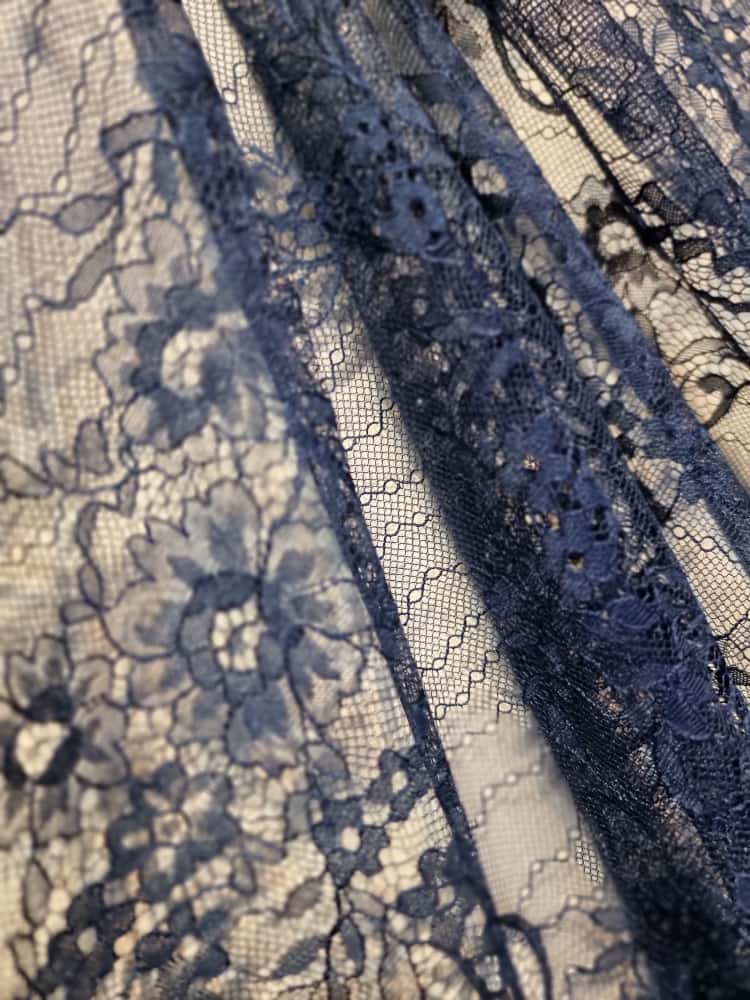 Dantela mixta tip Chantilly cu model floral si borduri laterale finite si simetrice, Bleumarin - imagine 5