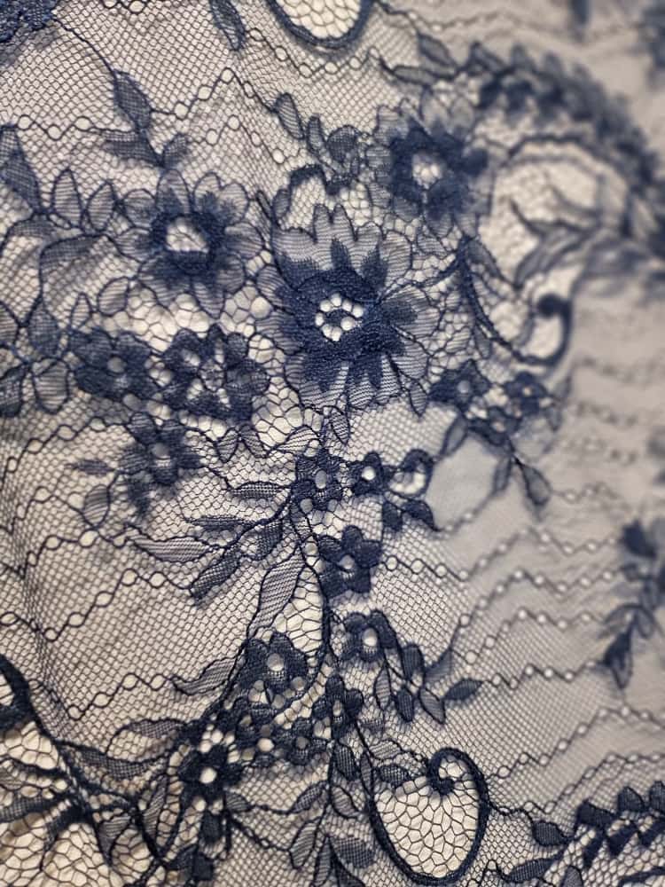 Dantela mixta tip Chantilly cu model floral si borduri laterale finite si simetrice, Bleumarin - imagine 9