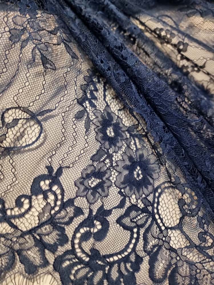 Dantela mixta tip Chantilly cu model floral si borduri laterale finite si simetrice, Bleumarin - imagine 10