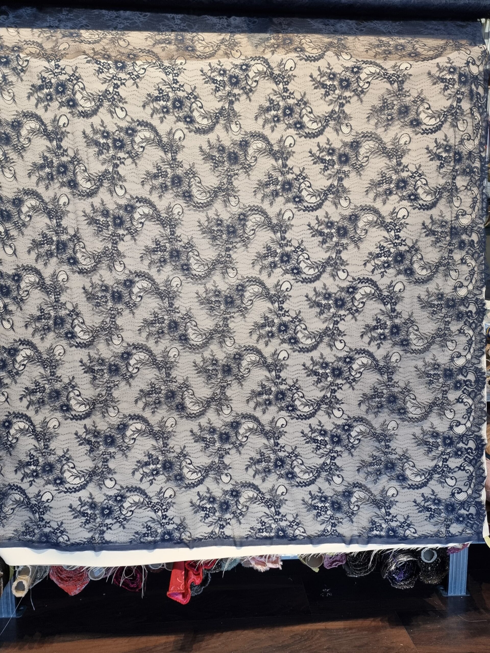 Dantela mixta tip Chantilly cu model floral si borduri laterale finite si simetrice, Bleumarin - imagine 3
