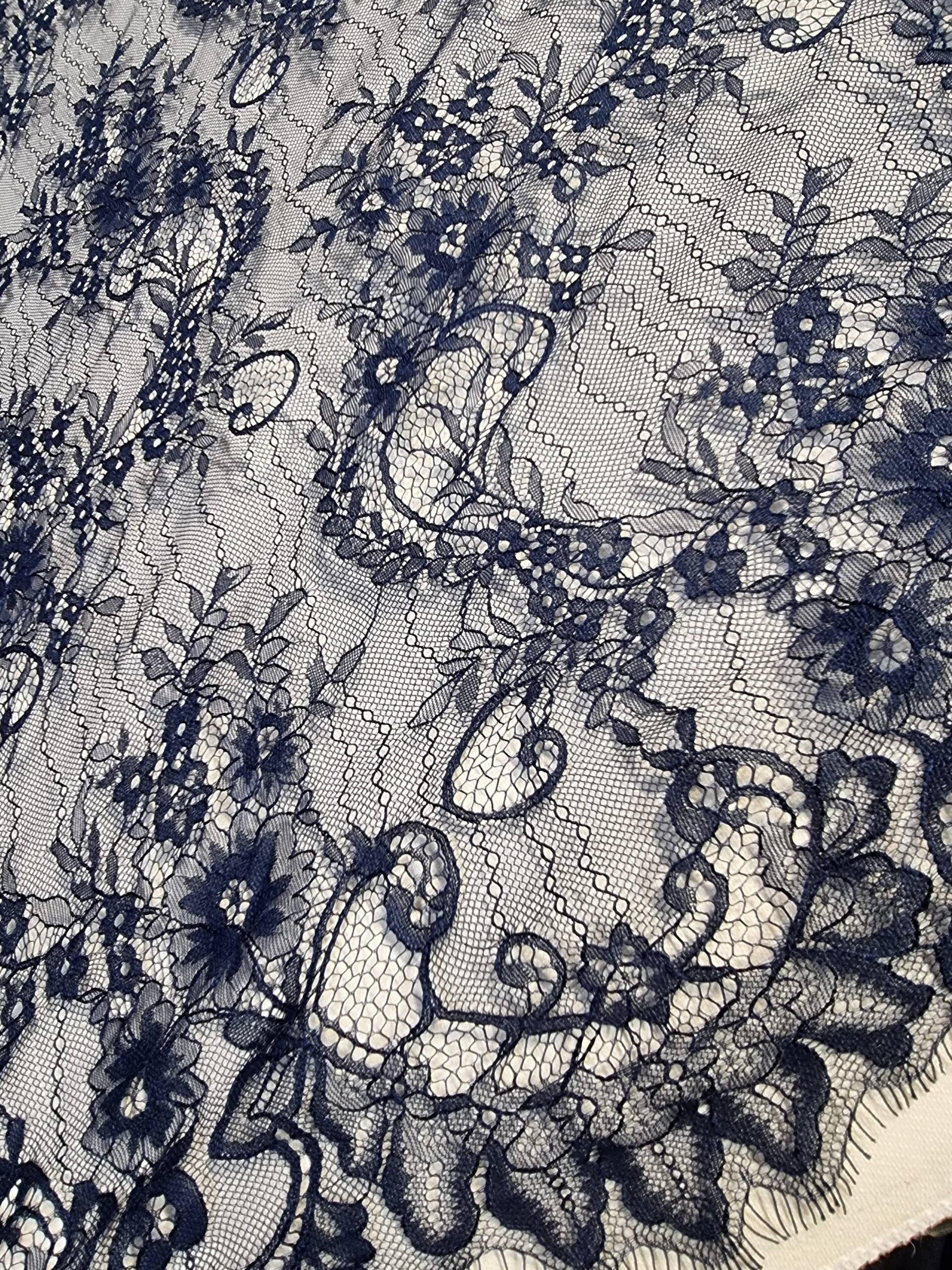 Dantela mixta tip Chantilly cu model floral si borduri laterale finite si simetrice, Bleumarin - imagine 6