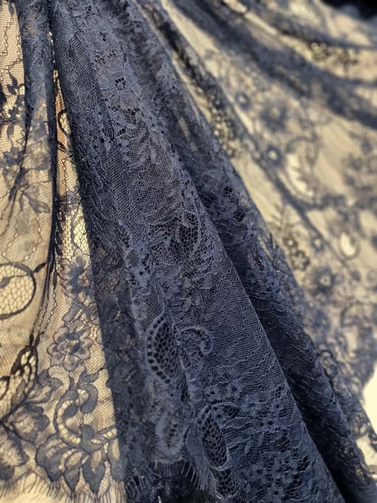 Dantela mixta tip Chantilly cu model floral si borduri laterale finite si simetrice, Bleumarin - imagine 7