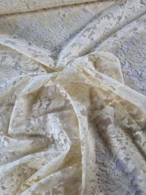 Dantela Chantilly cu model floral si borduri laterale decupabile, Crem