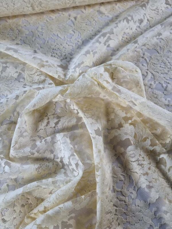 Dantela Chantilly cu model floral si borduri laterale decupabile, Crem