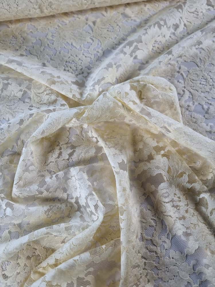 Dantela Chantilly cu model floral si borduri laterale decupabile, Crem