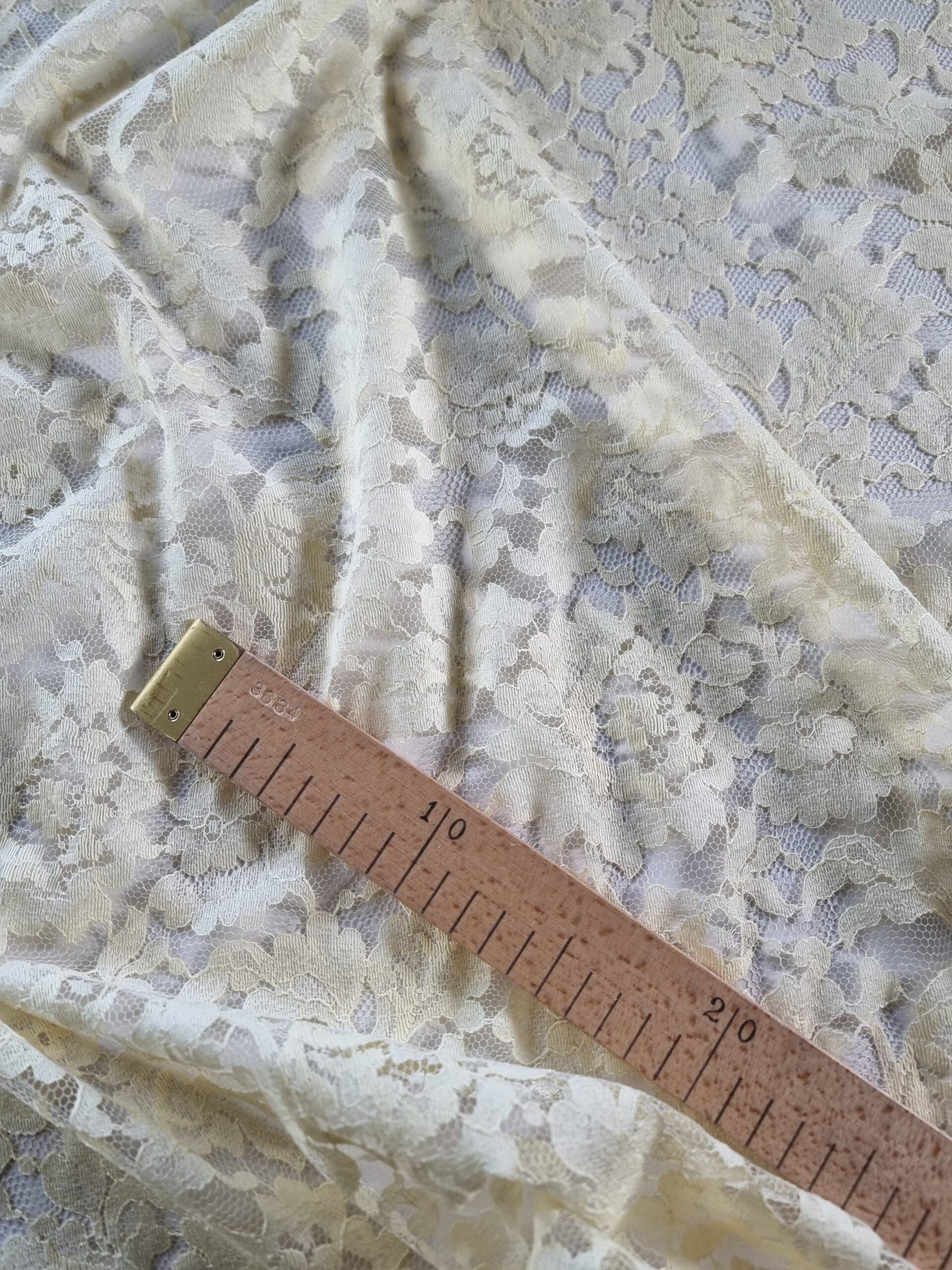 Dantela Chantilly cu model floral si borduri laterale decupabile, Crem - imagine 4