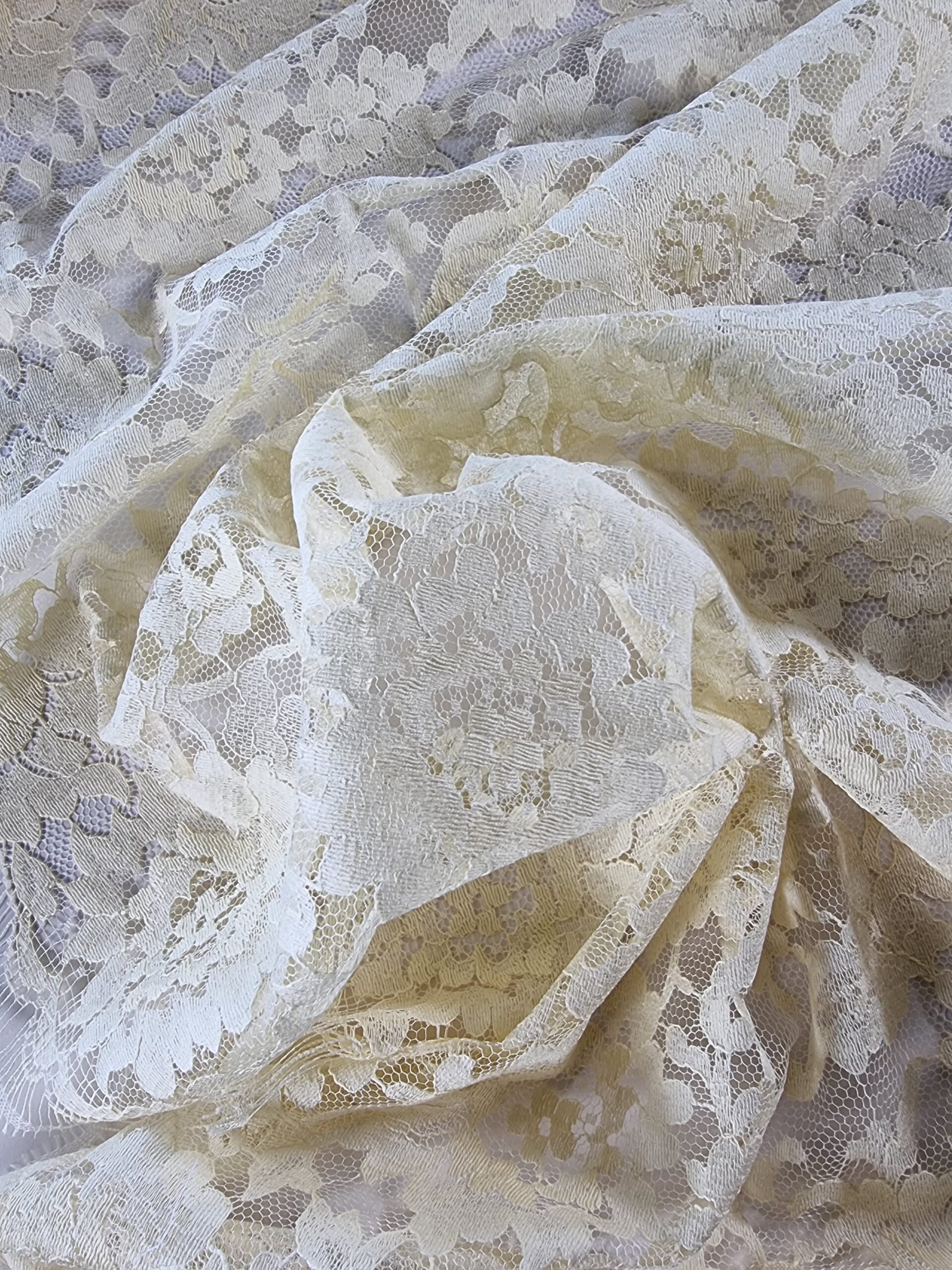 Dantela Chantilly cu model floral si borduri laterale decupabile, Crem - imagine 2