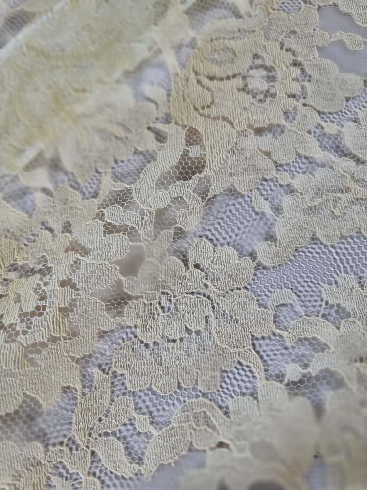 Dantela Chantilly cu model floral si borduri laterale decupabile, Crem - imagine 8