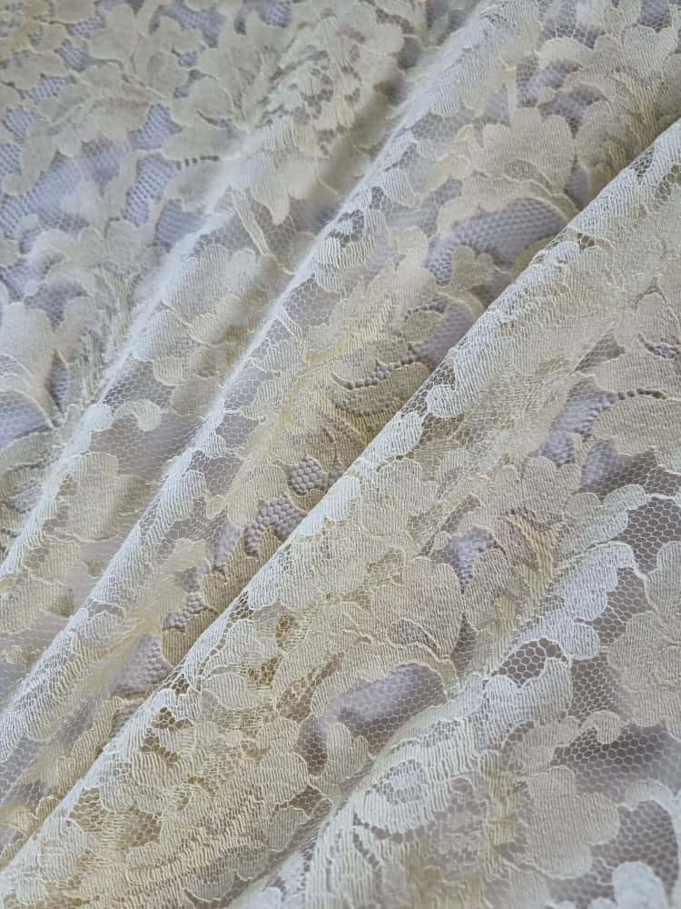 Dantela Chantilly cu model floral si borduri laterale decupabile, Crem - imagine 9