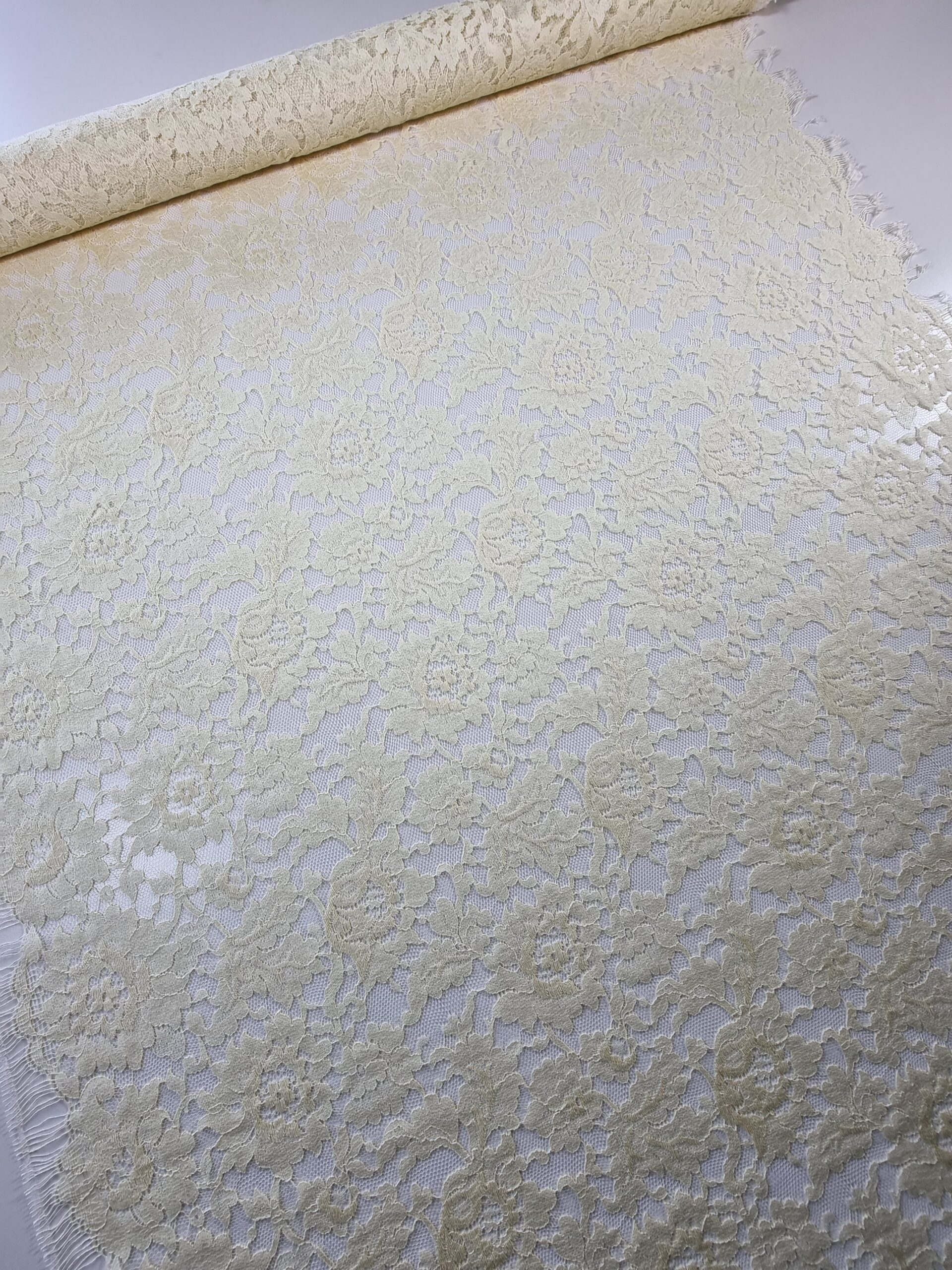 Dantela Chantilly cu model floral si borduri laterale decupabile, Crem - imagine 3