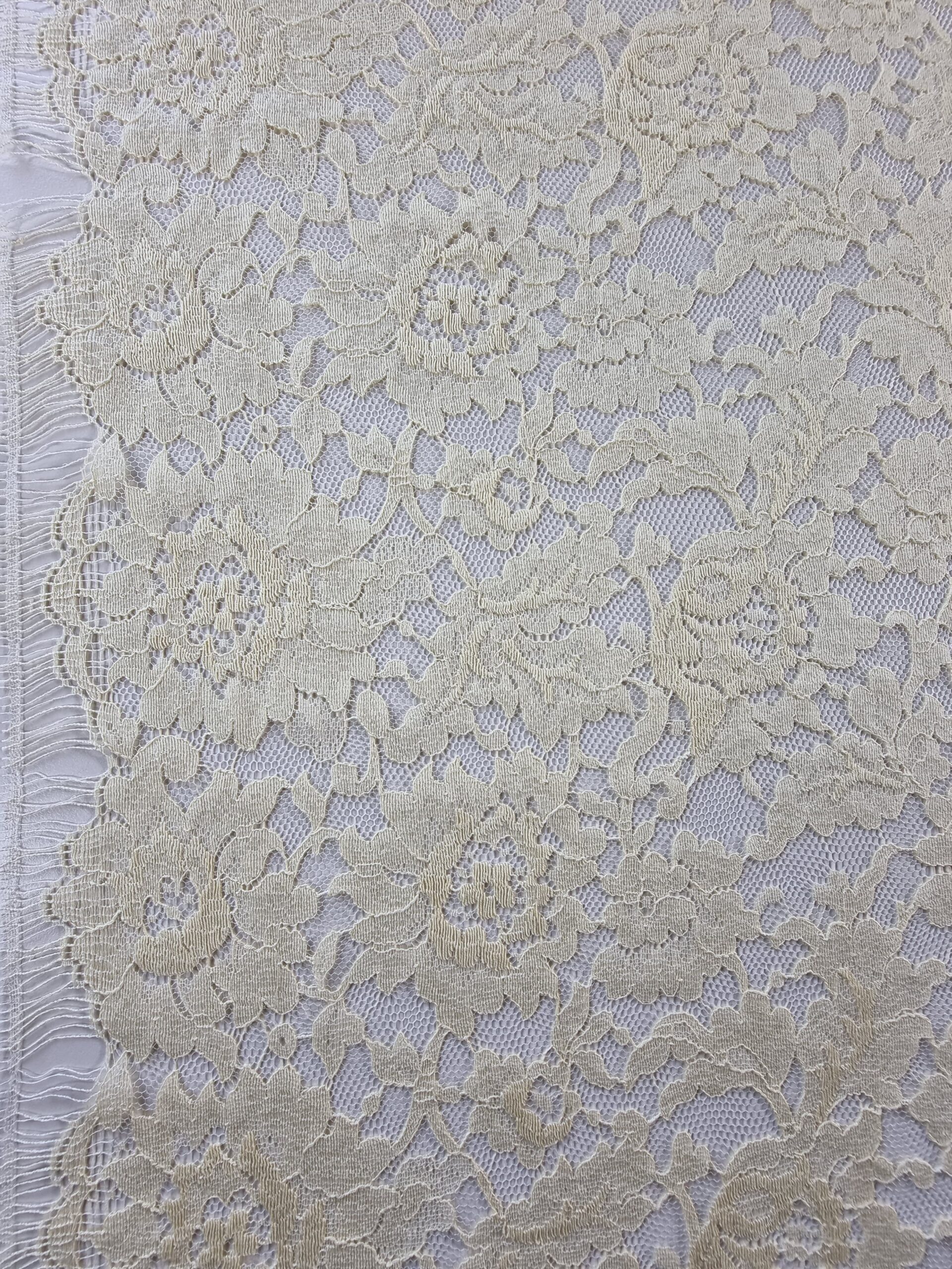 Dantela Chantilly cu model floral si borduri laterale decupabile, Crem - imagine 6