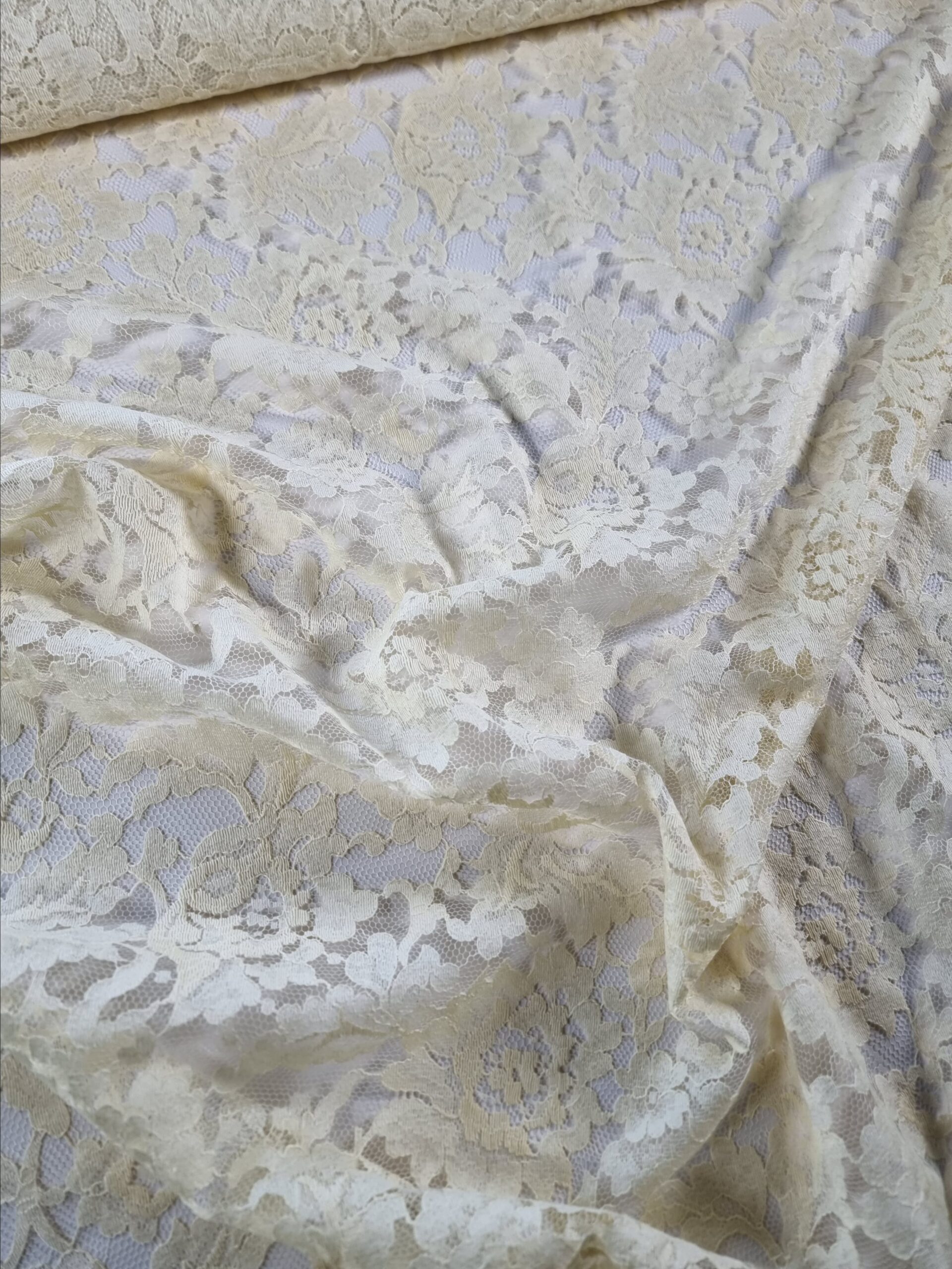 Dantela Chantilly cu model floral si borduri laterale decupabile, Crem - imagine 7