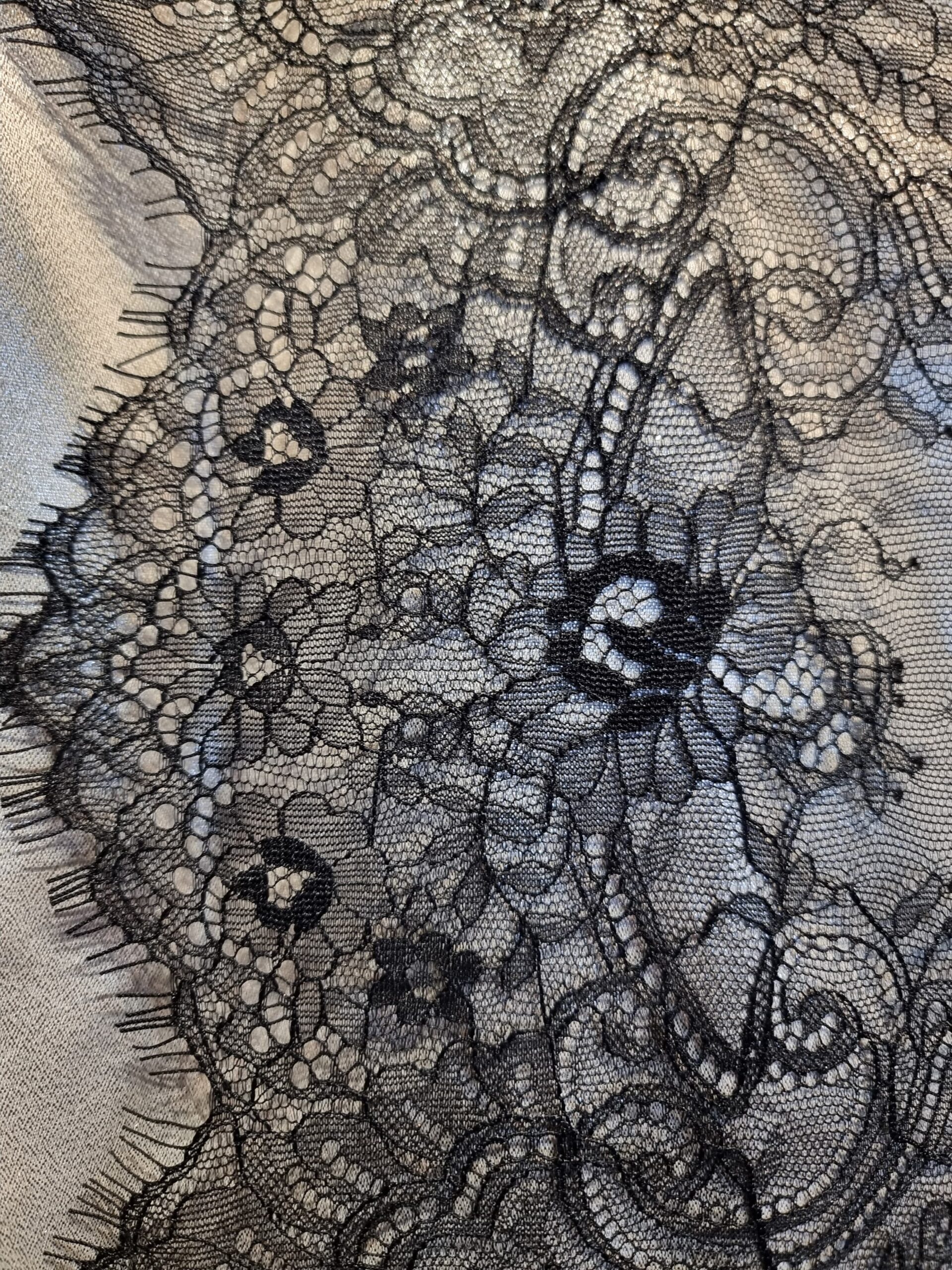 Dantela mixta tip Chantilly cu model floral si borduri laterale finite, Negru - imagine 2