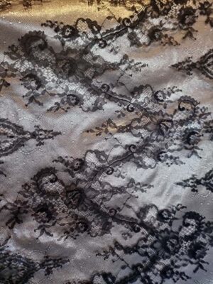 Dantela mixta tip Chantilly cu model floral si borduri laterale finite, Negru